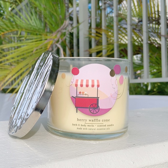 Bath and body works Berry waffle cone candle - Picture 2 of 7